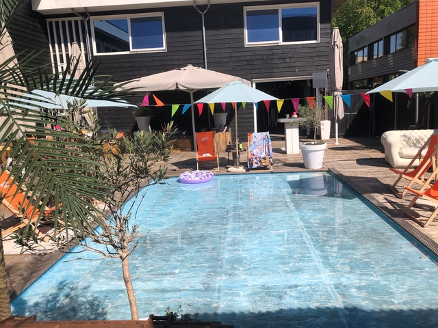 Bij mooi weer dansen bij en in het (ondiepe) buitenbad